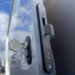 Innovazione e robustezza nelle chiusure di sicurezza per porte furgoni