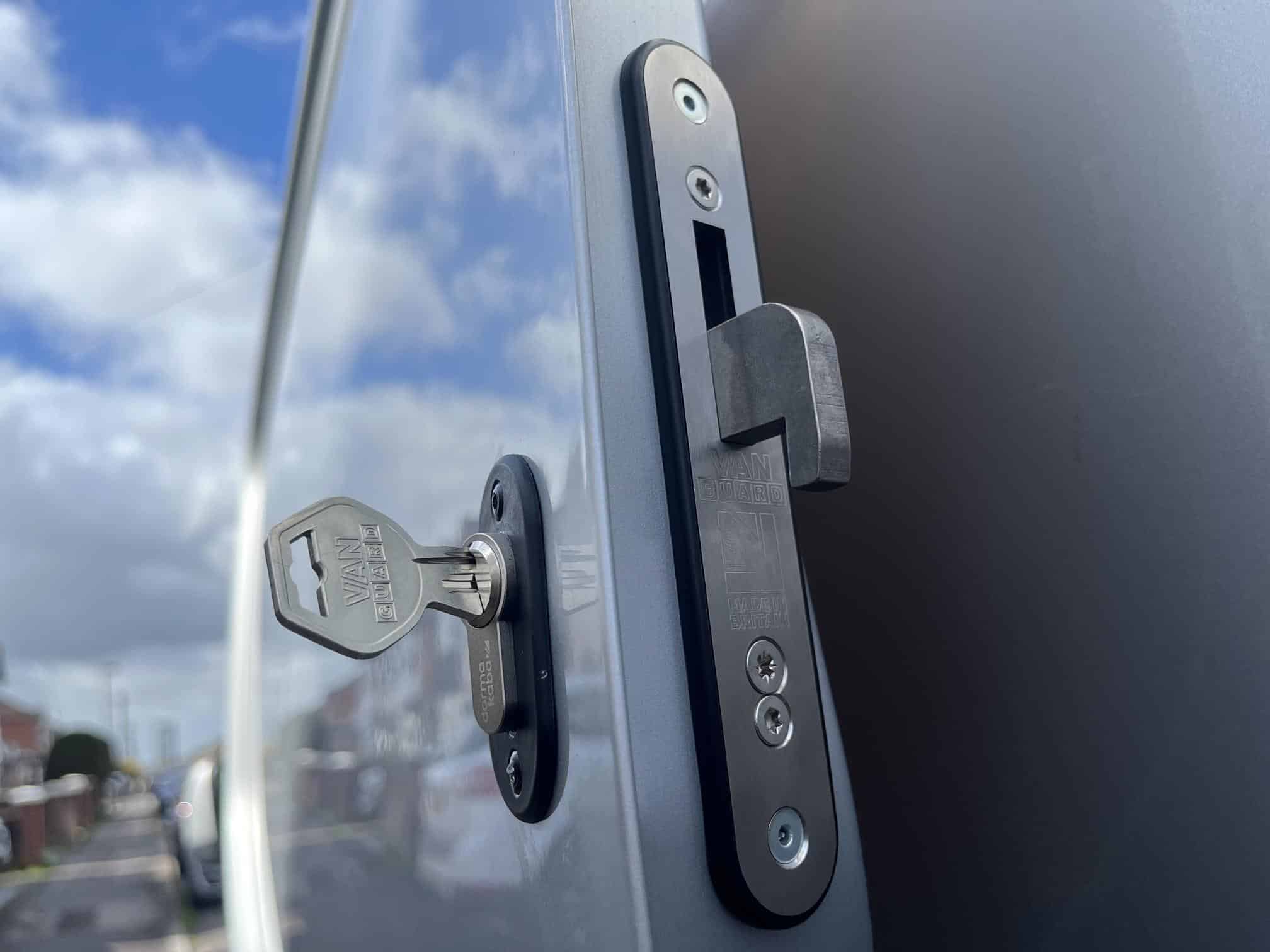 Innovazione e robustezza nelle chiusure di sicurezza per porte furgoni