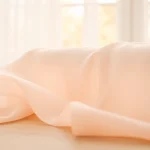 Bekijk de mousseline stof met delicate textuur en elegante vouwen.