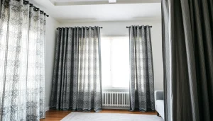 Verduisterende gordijnen in een sfeervolle woonkamer met moderne decoratie.