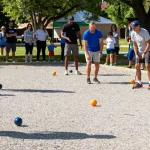 Aktivitas petanque di fopikotabontang.org, pemain melakukan pertandingan dengan penuh semangat di taman.