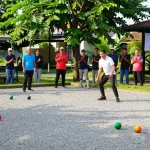 Aktivitas olahraga petanque di fopikotakendari.org dengan pemain yang antusias dan suasana kompetisi yang meriah.